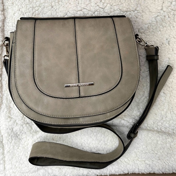 Steve Madden Handbags - Steve Madden grey faux leather crossbody purse